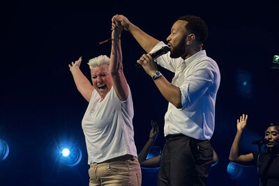 ‘The lady with the nice haircut’: John Legend haalt Dordtse Yvon op het podium
