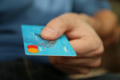 Nepagent gaat ervandoor met bankpassen en pincodes na smoes over inbraken in Breda