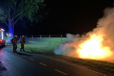 Auto staat volledig in brand bij Raamsdonk