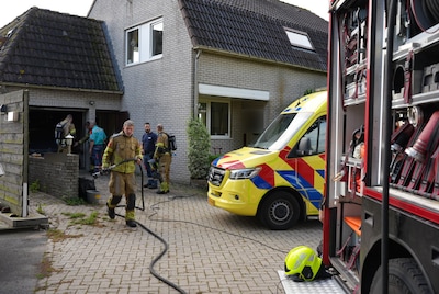 Bewoonster ontdekt brand in garage in Waspik, brandweer met spoed ter plaatse