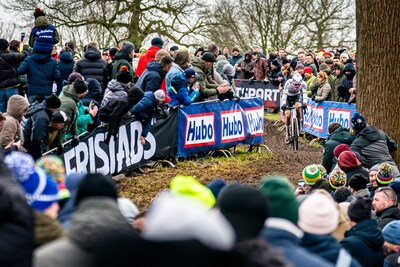 Duizenden fans vergapen zich aan crosswonder Mathieu: ‘Ik wilde hem een keer live zien rijden’