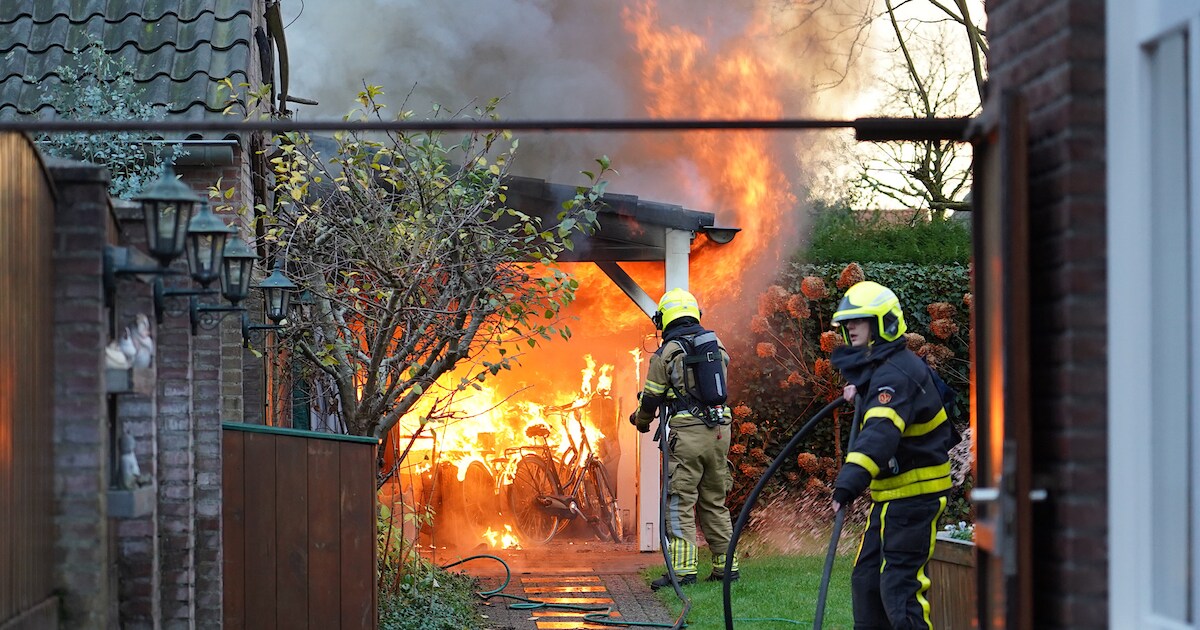 Felle schuurbrand in Rijen: brandweer weet op tijd gasflessen weg te halen