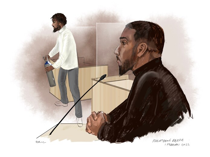 Verdachte C.M. laat de rechtbank en de officier van justitie zien hoe hij de lachgasfles precies vasthield.