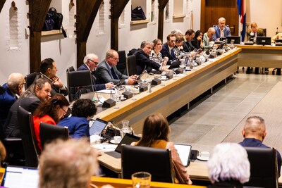Dordtse raad: logiesheffing voor asielzoekers, laatste strohalm Onderwijsmuseum, behoud hertenkampjes