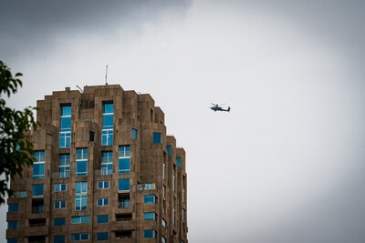 Grote helikopter cirkelt boven Rotterdam vanwege Navo-top
