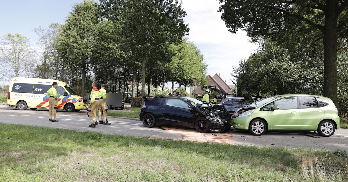 Drie auto’s botsen bij ongeluk in Landhorst: N277 helemaal dicht