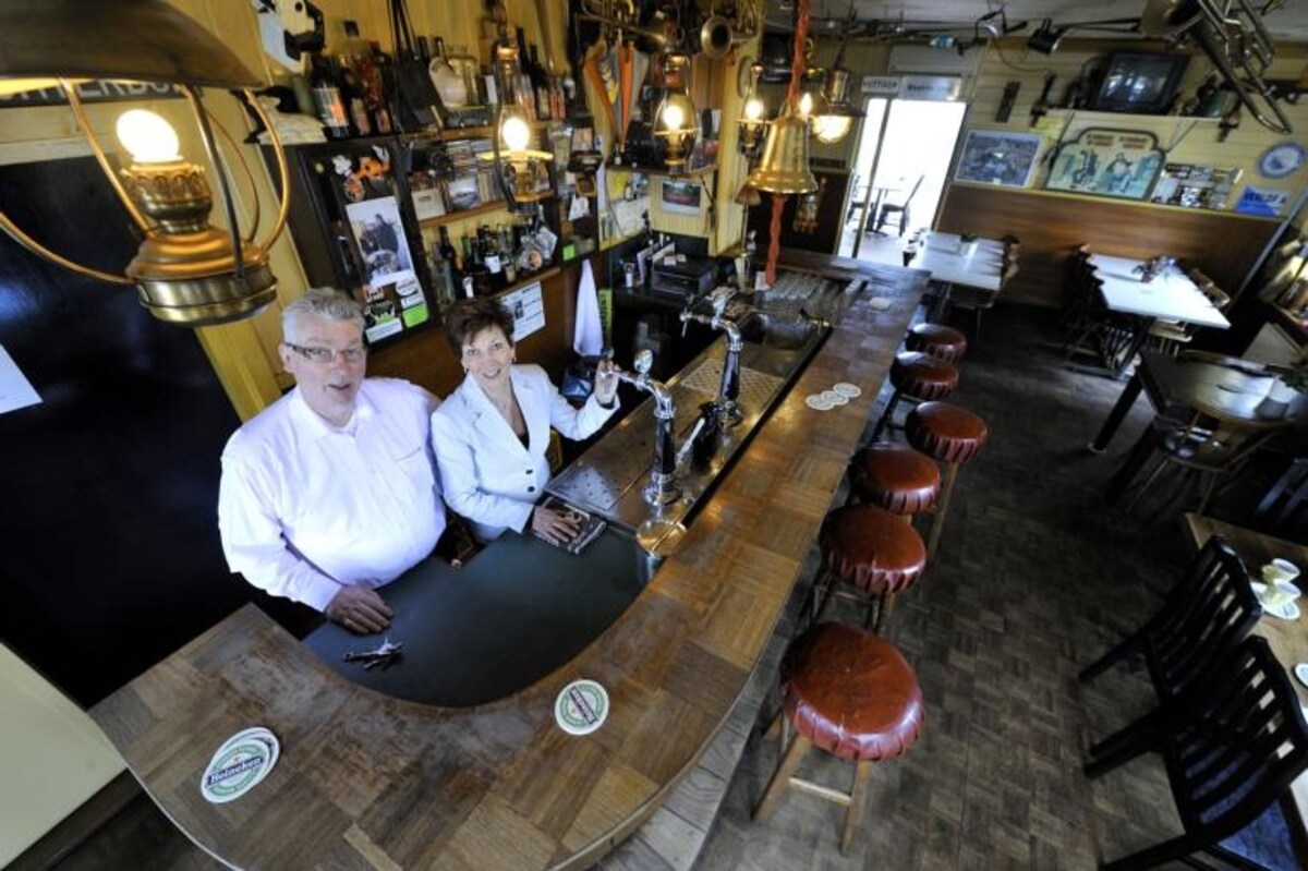 Henk en Yvonne van Genesen in hun bruine eetcafé Zwart Schaap. 'De vette jaren in de horeca hebben we wel gehad. Misschien dat de mini-camping voor nieuwe impulsen gaat zorgen.'foto Robert van den Berge/het fotoburo