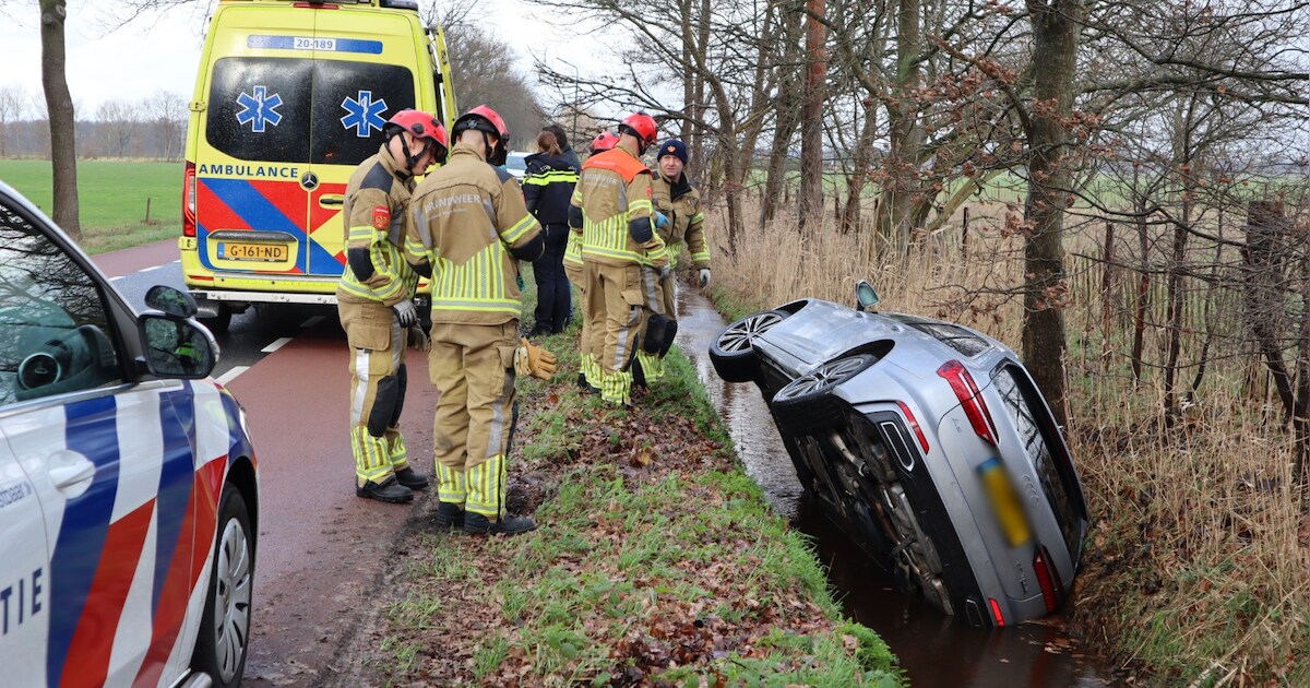 Auto belandt op zijn kant in de sloot in De Moer