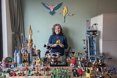 Maroesja en haar zoontje zijn enorme LEGO-fans: ‘Flynn noemt zichzelf de poppetjesmaker’