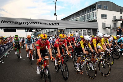 LIVE Tour de France | Olav Kooij aast op mogelijk laatste kans deze Tour, hectisch begin van de etappe