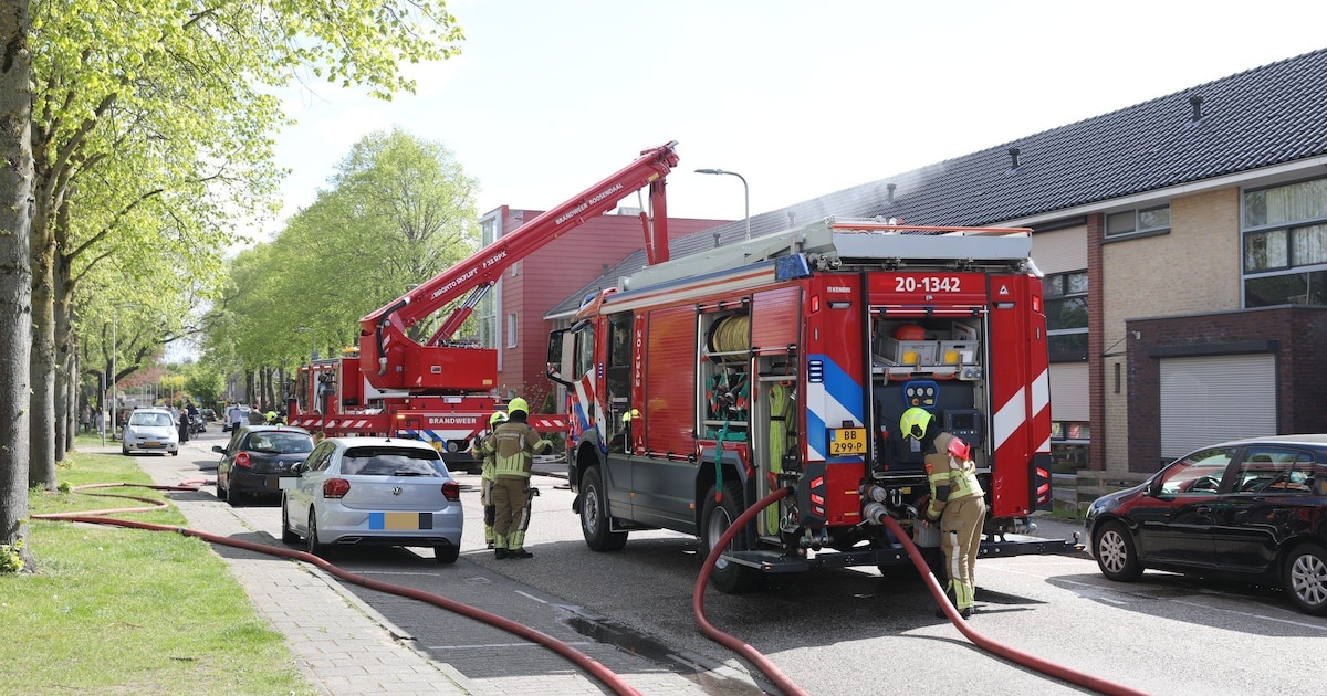 Buren horen geschreeuw van zolder tijdens felle brand in Roosendaal: ‘We konden de deur niet openbre