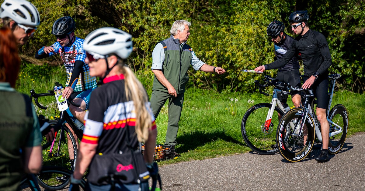 Boswachter Dick vreest ongelukken langs de Rotte, daarom probeert hij pijlsnelle wielrenners aan te 