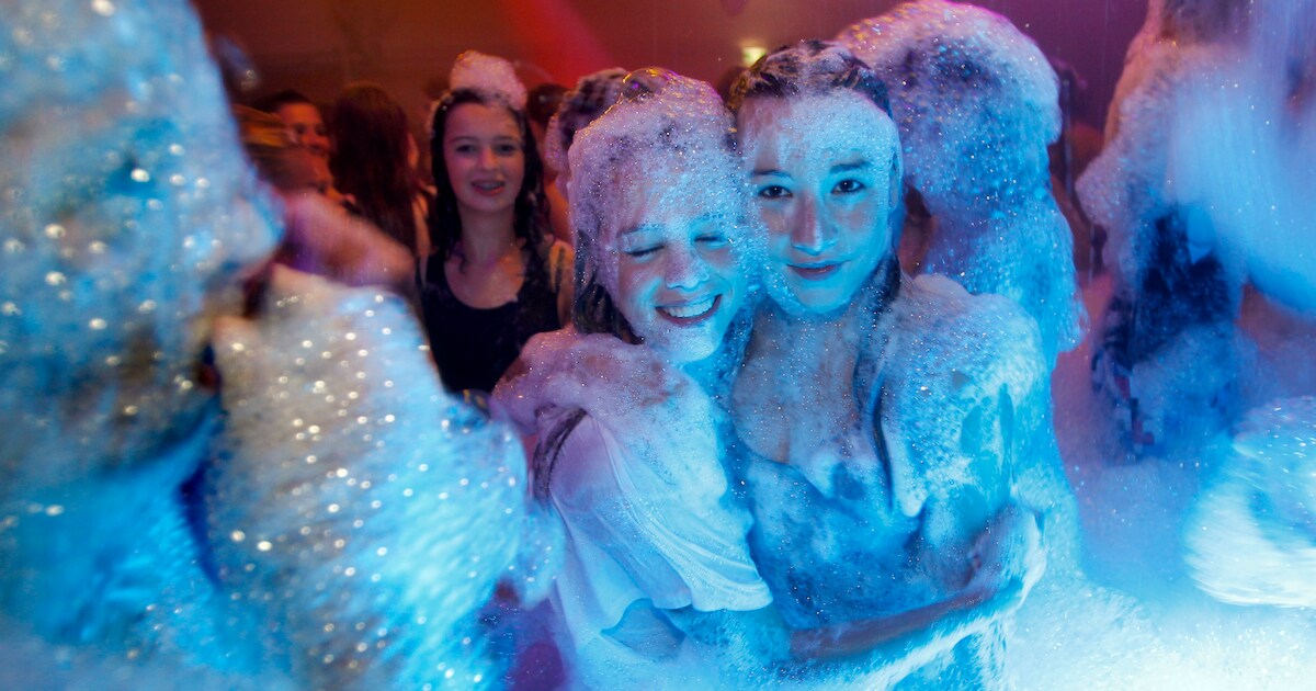 Party met 10.000 liter schuim in feesttent Wintelre