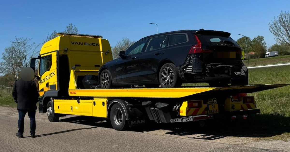 Botsing tussen vrachtwagen en auto bij rotonde in Beek en Donk