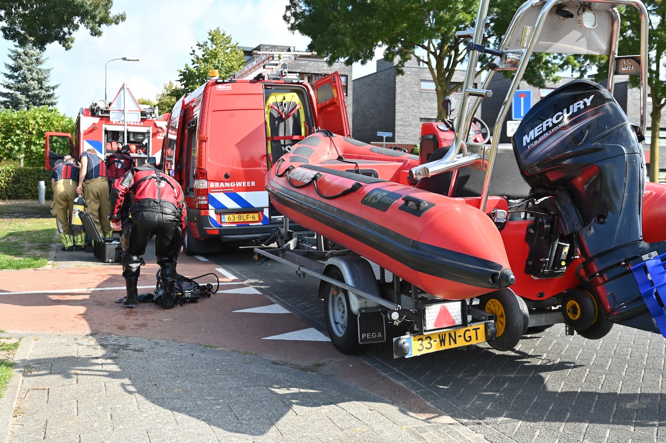 Een duikteam kwam eropaf. 