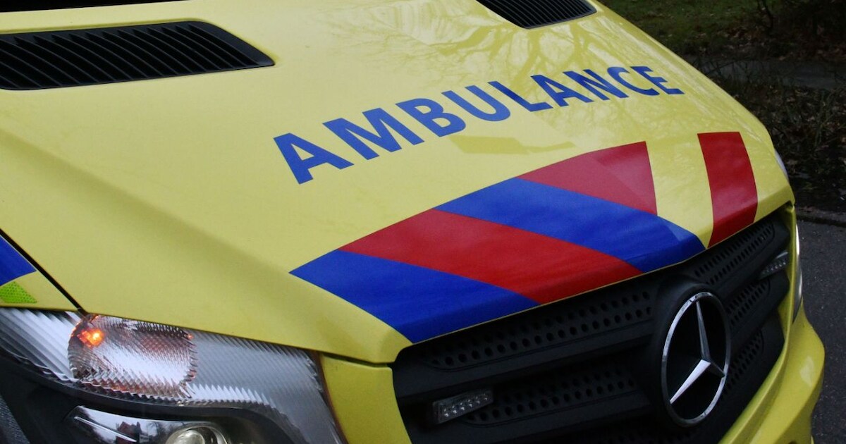 Ambulance met spoed naar Gleede in Strijen