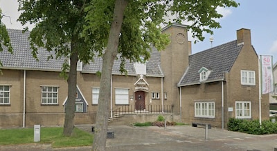 Roofvogelshow en poppentheater bij Streekmuseum The Meestoof tijdens braderie in Sint-Annaland