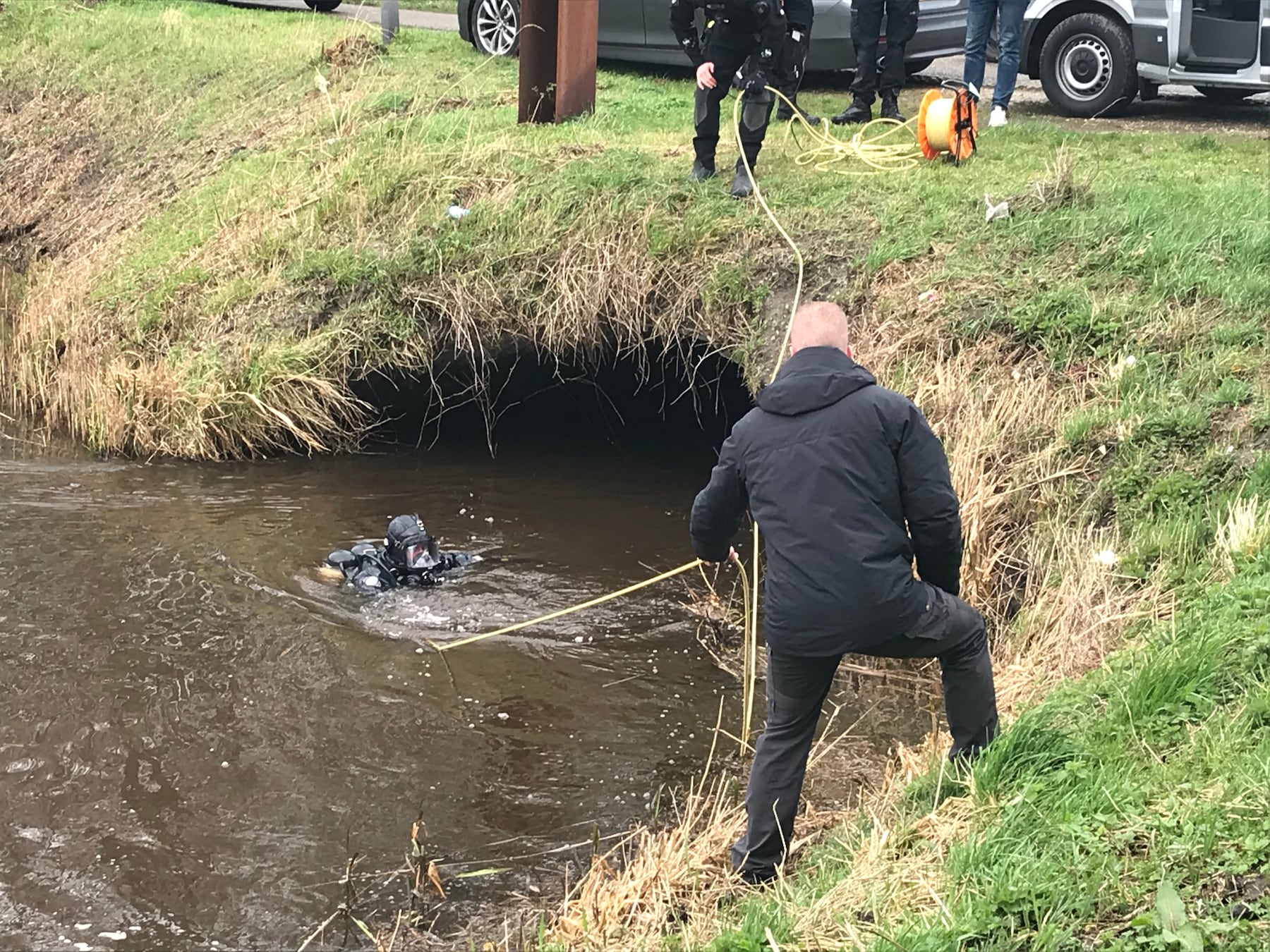 Een duiker van de politie in Steenbergen op zoek naar de kettingzaag waarmee de Belgische loodgieter Johan van der Heyde in stukken is gezaagd.