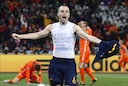Iniesta viert feest, Oranje ligt op de grond. FOTO ANP.