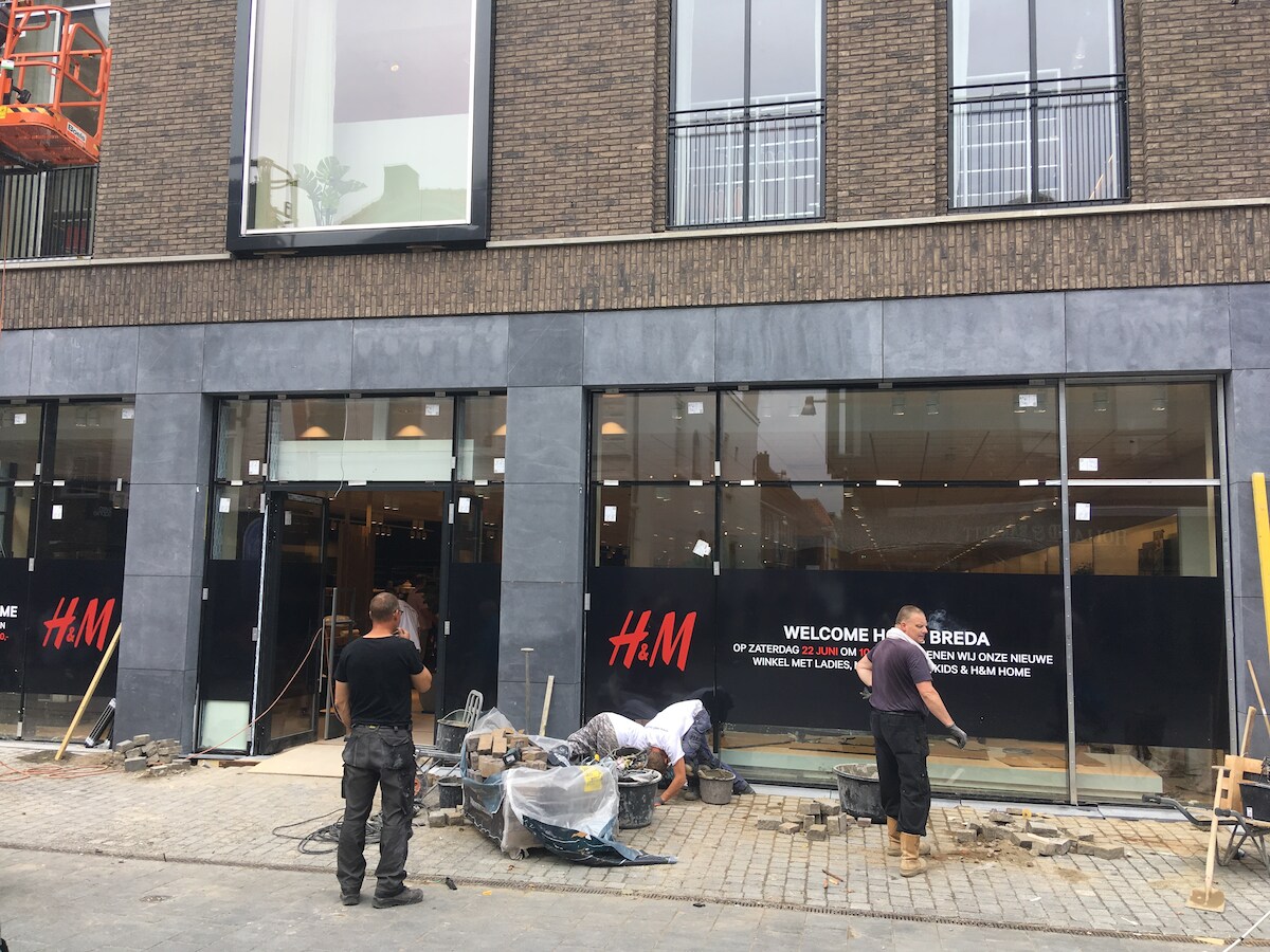 Er wordt druk gewerkt om ook de gevel helemaal op orde te krijgen voor opening van zaterdag van de nieuwe H&amp;M in de Ginnekenstraat.