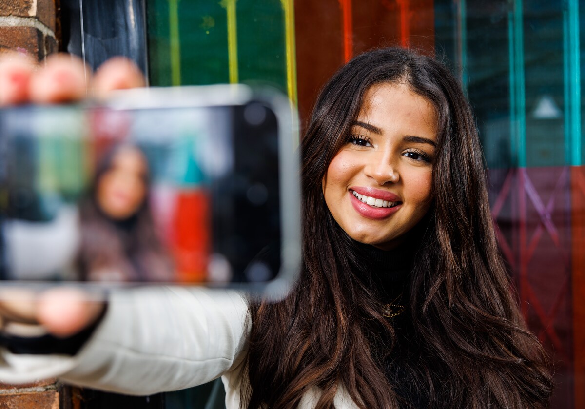 Influencer Siham Sanad (19) vult haar dagen met het opnemen van video's en het maken van foto's voor haar sociale media kanalen.