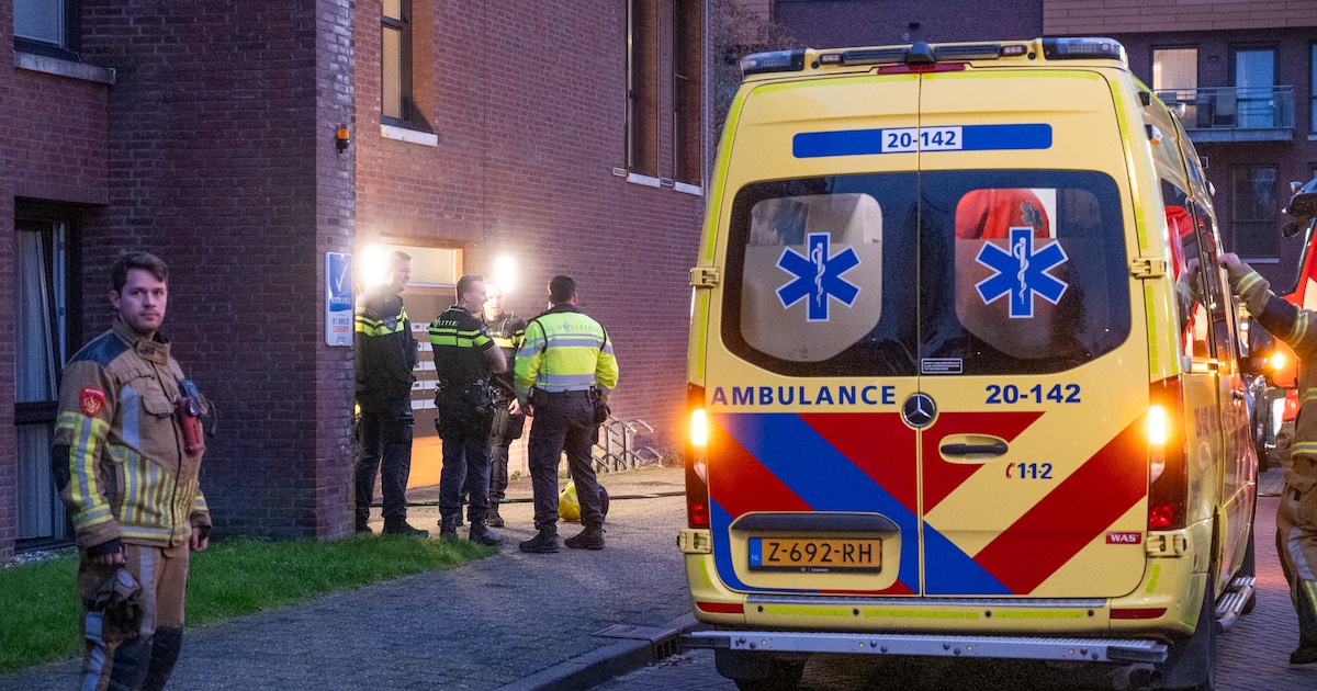 Seniorencomplex deels ontruimd na woningbrand in Etten-Leur; bewoner en medewerker naar ziekenhuis