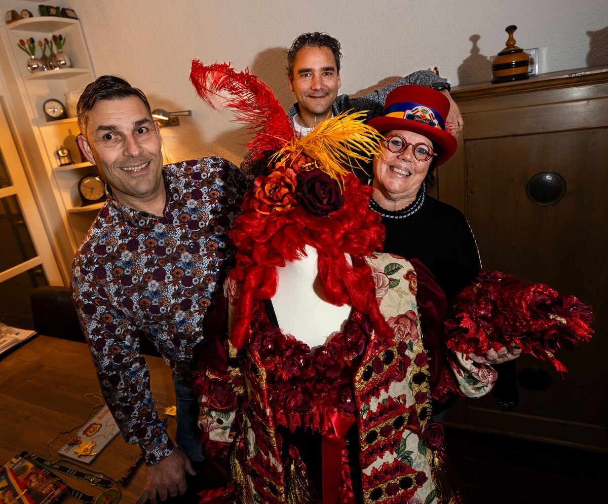 Carnavalsvereniging De Dwèrsklippels bestaat 66 jaar. Op de foto Pieter Coolen van de Prinsenrôd, voorzitter Roel Kuijpers en Thécla Swinkels namens de feestcommissie (vlnr.)