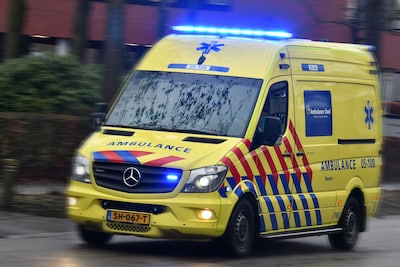 Automobiliste raakt vrachtwagen bij wegrijden van parkeerplek: hevige schade, N640 bij Oudenbosch deels afgesloten