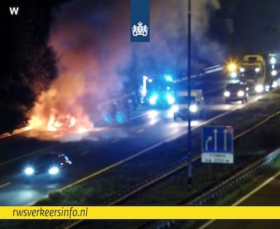 Brandend voertuig op A58 bij Tilburg zorgt voor flinke file: omleiding ingesteld