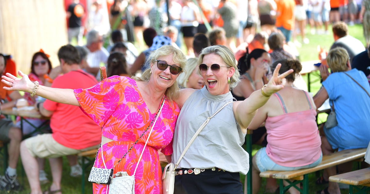 Na een uurtje gaat de eerste polonaise al door de tent; BergenOpZoomNL is één groot oranje feest