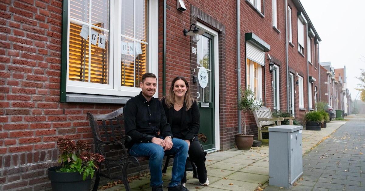 Op een bankje voor hun huizen in IJzendijke sloeg de vonk over, nu is het tijd voor de volgende stap