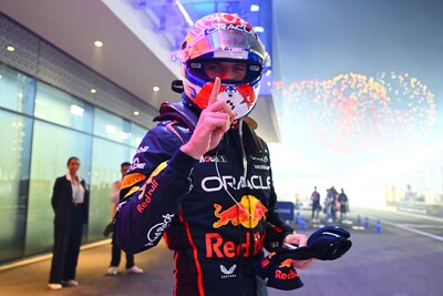 https://images.bndestem.nl/ODY1ZGQxNWE2MzAzNGViM2QxNWUvZGlvLzI2NjA1Mzc5NC9maXQtd2lkdGgvNDAw/lusail-city-qatar-november-30-race-winner-max-verstappen-of-the-netherlands-and-oracle-red-bull-racing-celebrates-on-arrival-in-parc-ferme-during-the-f1-grand-prix-of-qatar-at-lusail-international-circuit-on-november-30-2025-in-lusail-city-qatar-photo-by-mark-sutton-formula-1-formula-1-via-getty-images