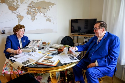 Hun bus bracht Gert (84) en Janny (79) naar 132 landen, nu wonen ze acht hoog: ‘De hele wereld is eigenlijk heel aardig’
