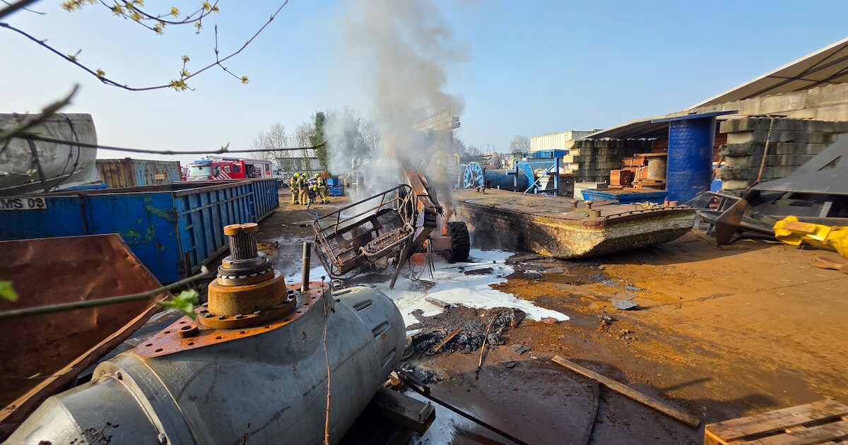 Hoogwerker in brand op bedrijventerrein aan de Veersedijk in Hendrik-Ido-Ambacht