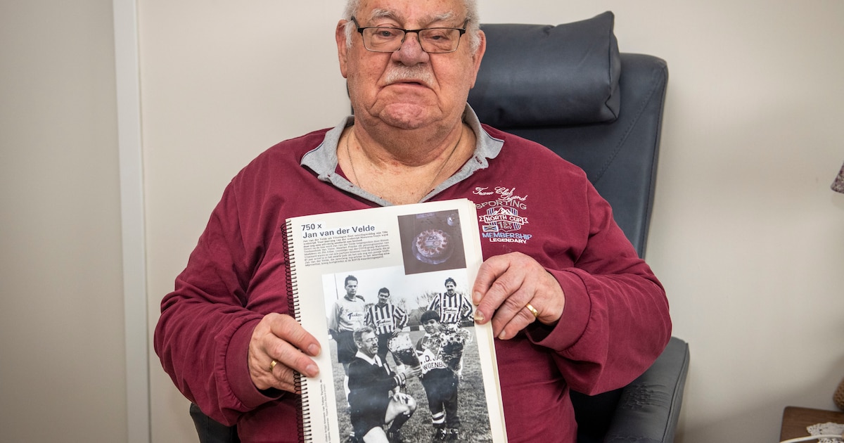 Oud-toparbiter Jan van der Velde overleden, hij floot meer dan 1250 wedstrijden: ‘Ik vloog overal na