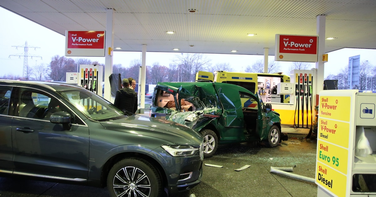 Automobilist rijdt op twee wielen en ramt stilstaande auto’s bij tankstation langs A73: ‘Echt een fl