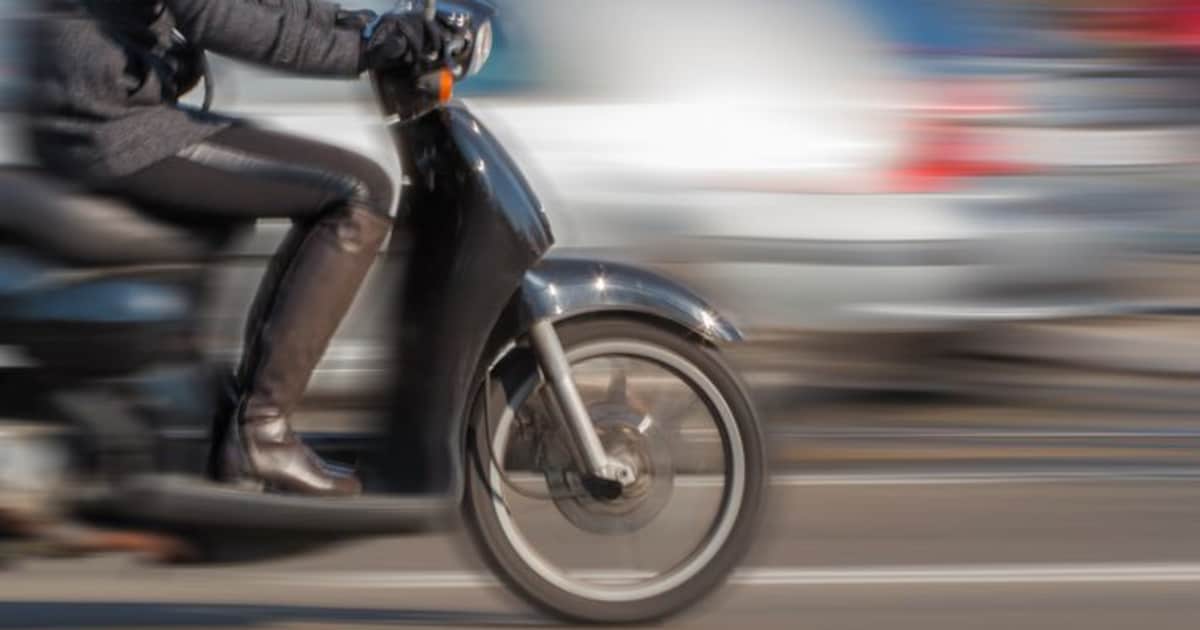 Politie zet achtervolging in bij Werkendam en stopt scooter met 2 minderjarigen: bijrijder hield voe