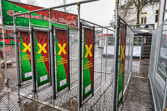 de-hekken-met-toegangspoortjes-worden-toegepast-in-de-klappeijstraat-als-de-veiligheid-in-het-geding-is