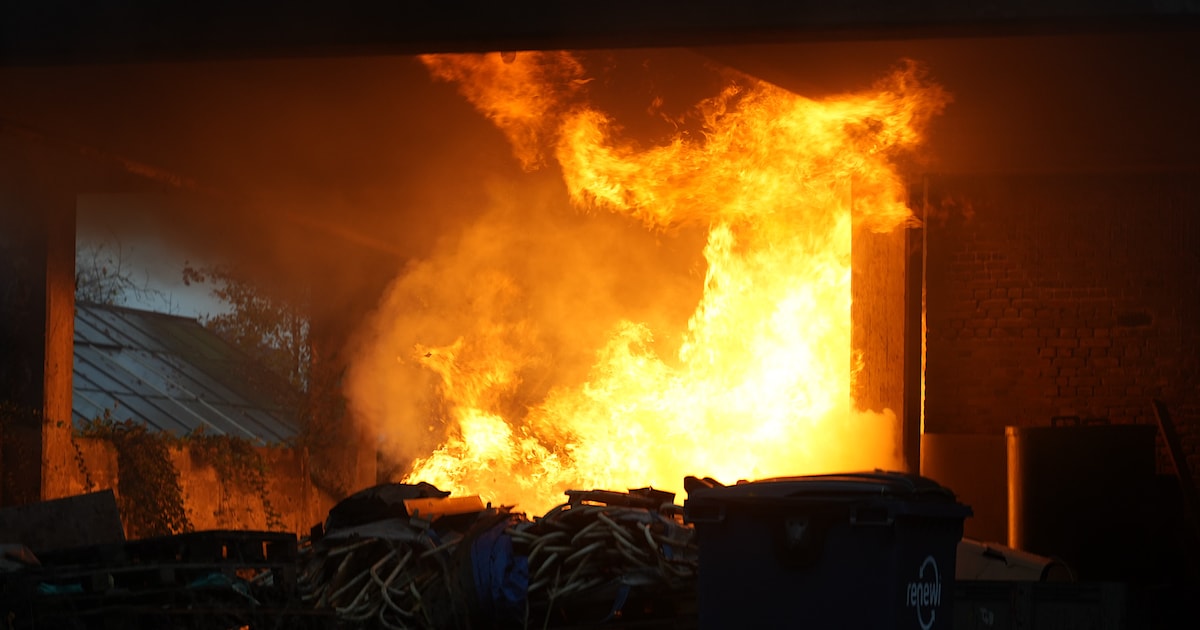 Felle brand in berg afval in Dongen, vuur snel onder controle