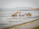Op deze plek wordt alvast een werkeiland aangelegd, ook al is het plan nog niet definitief. Het steekt bewoner Arjan Fierloos dat zijn woning en de huizen van de buren niet alvast konden worden uitgekocht.