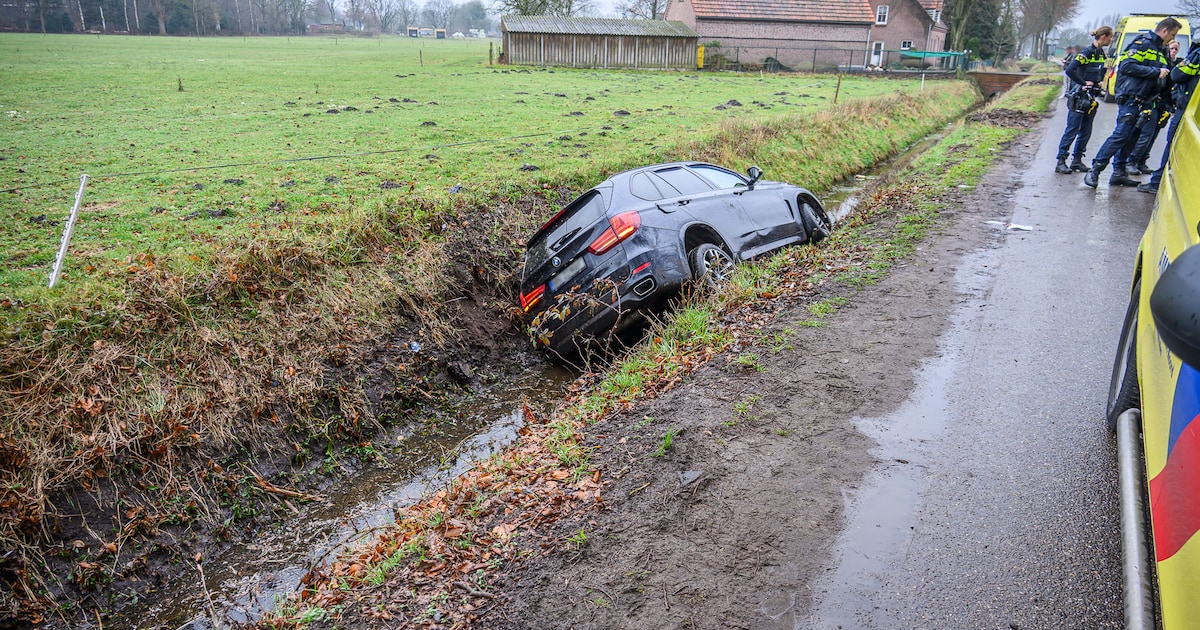 Bestuurder belandt met auto in de sloot in Schijf: hulpdiensten rukken massaal uit