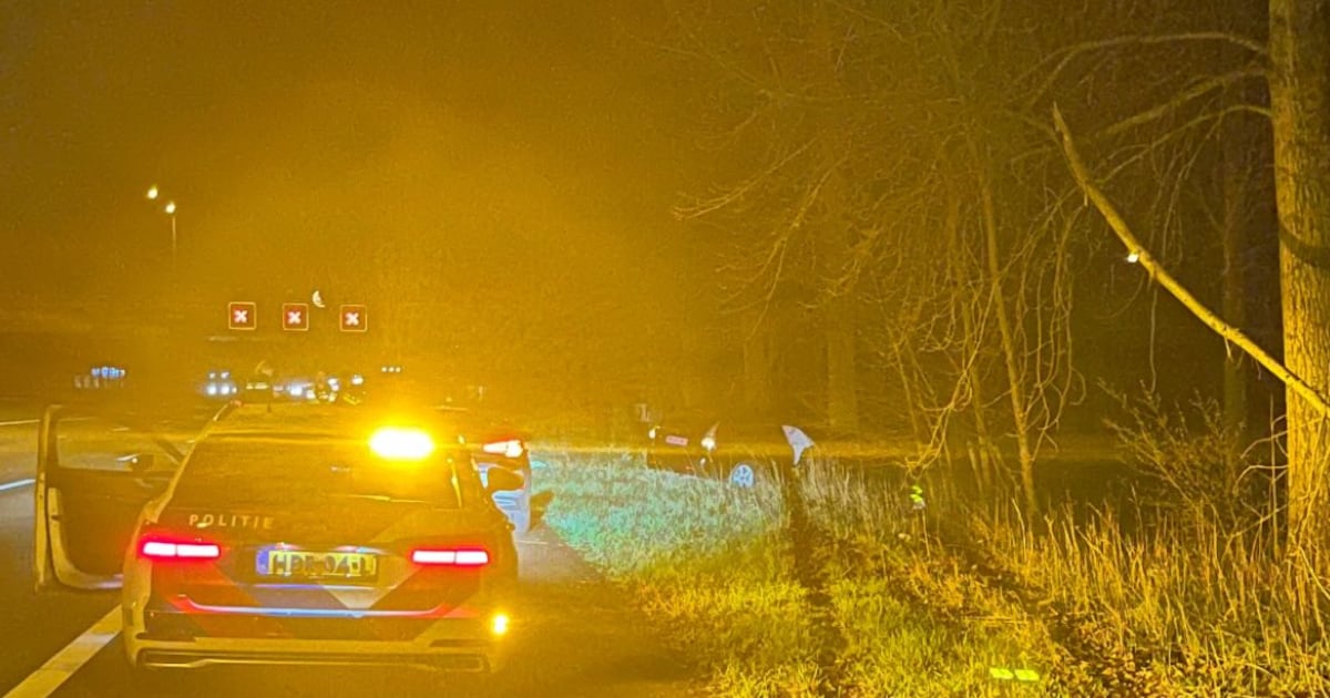Twee gewonden bij ongeval op A16 bij Moerdijkbrug, lachgascilinders gevonden in en bij auto