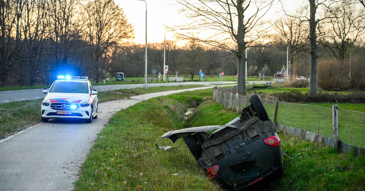 Bestuurder belandt met auto op z’n kop in sloot in Klein-Zundert en wordt aangehouden