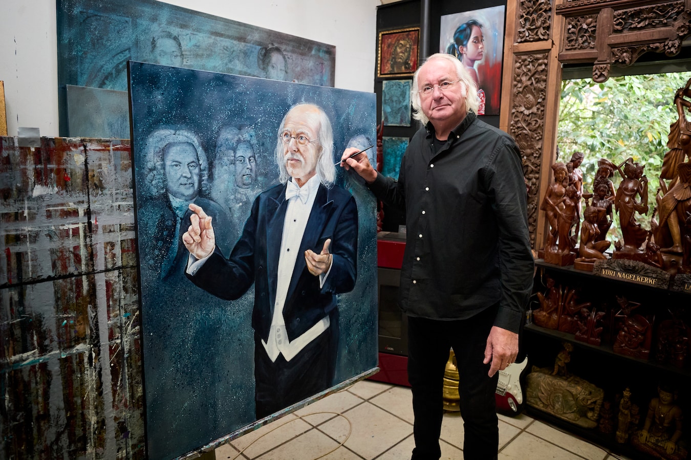 Louis Nagelkerke met het portret van de musicus Cees Wouters.