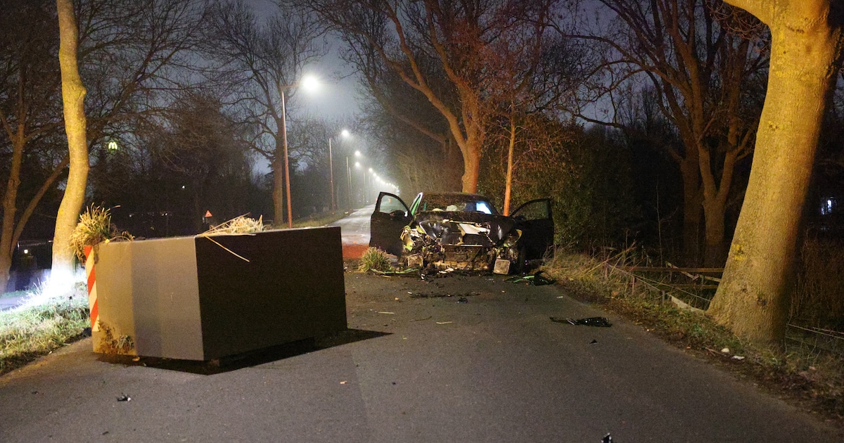 Auto in de kreukels na harde botsing tegen bloembak in Rotterdam