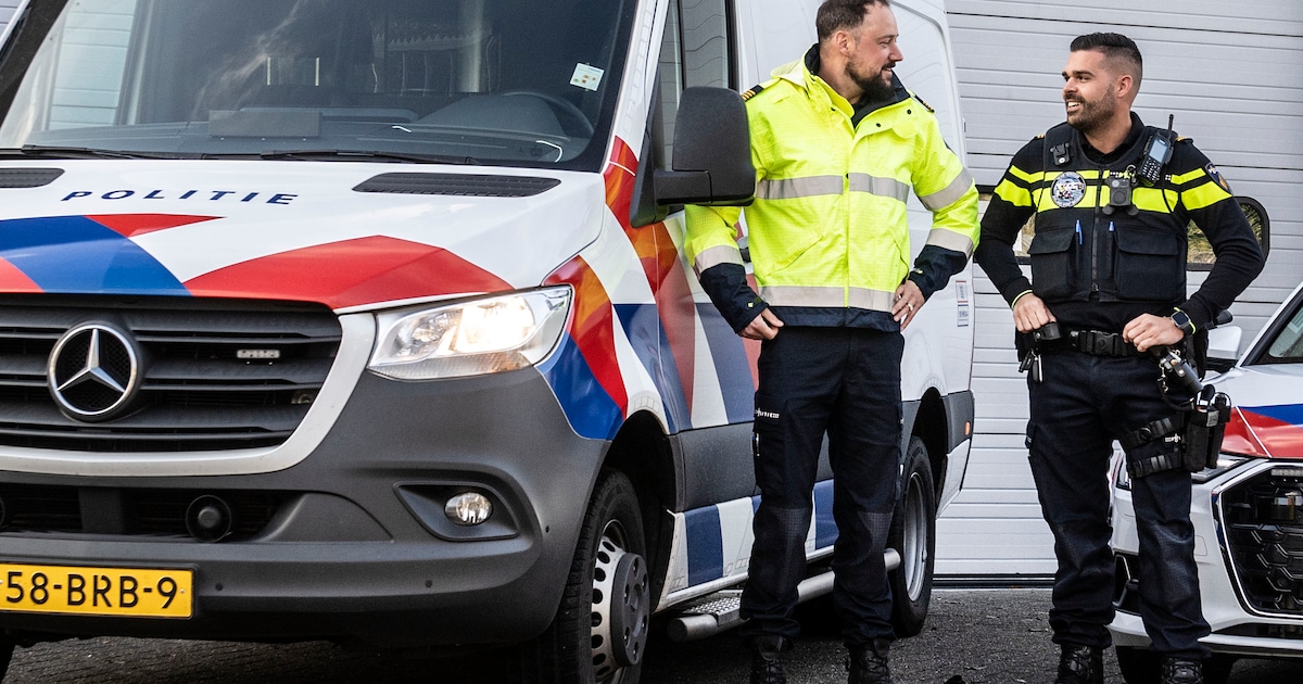 Agenten Arwin en Michael komen ter plaatse bij zware verkeersongevallen ...
