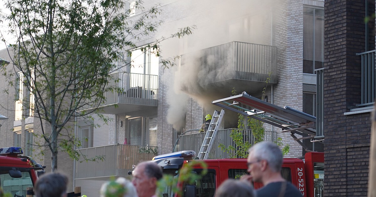 Brand in gloednieuw appartementencomplex Raamsdonksveer onder controle, maar nog niet geblust
