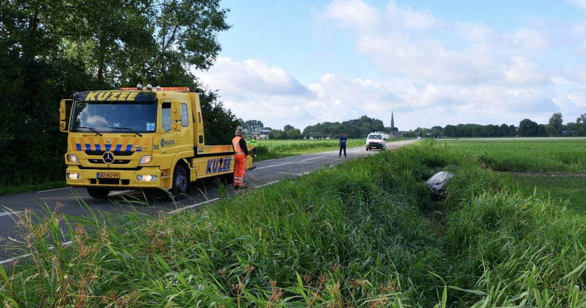 Brandweer bevrijdt automobilist na eenzijdig ongeluk in Hengstdijk