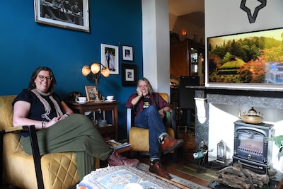 Van Bowie tot de Beatles en de Stones: in het muzikale huis van Alois (67) en Clara (46) in Breda ko
