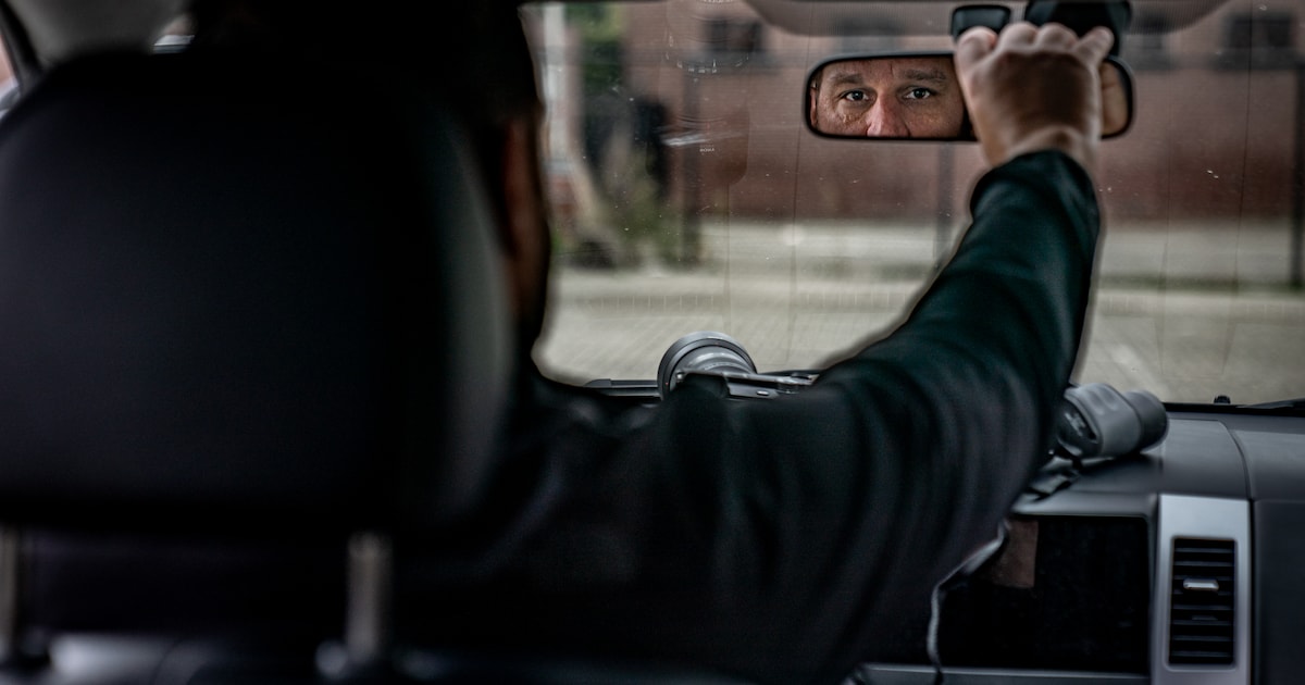 Verdachte rookpluim en verborgen camera’s: hoe Mark Doedee onzichtbaar zijn werk doet